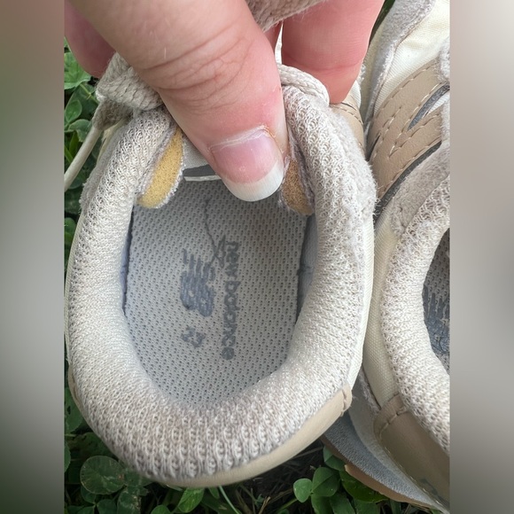 New Balance Child Size 8 Cream & Grey Running Shoes - Picture 7 of 11